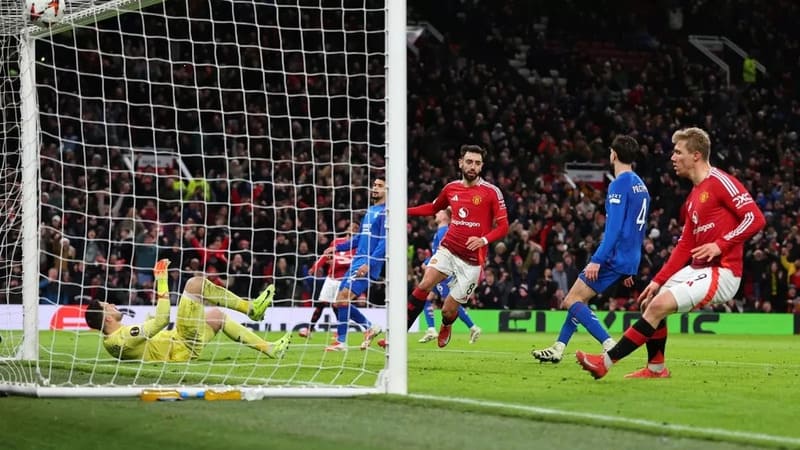 Cú sút vào lưới Liverpool