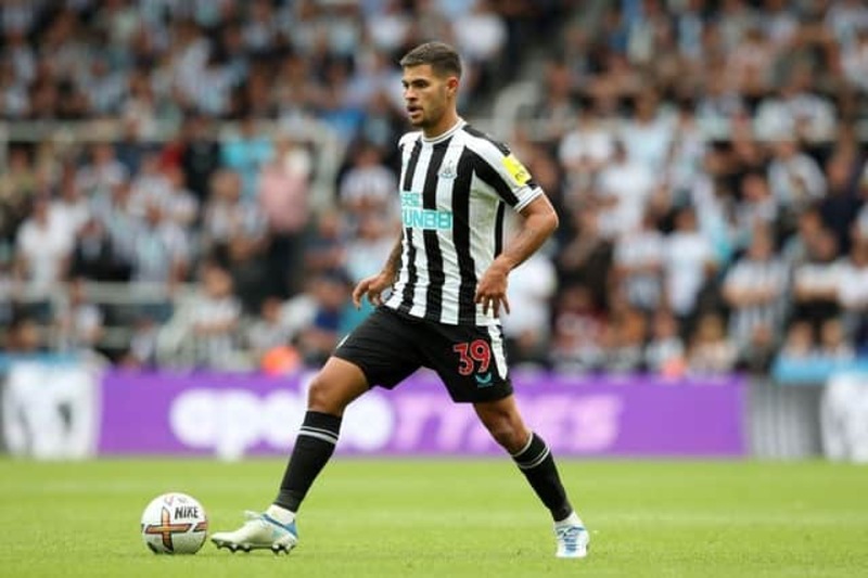 Bruno Guimarães thi đấu nỗ lực trên sân cỏ