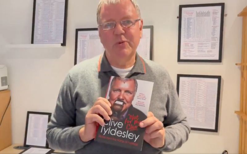 Tyldesley và cuốn sách “Not for me, Clive” đầy cảm hứng
